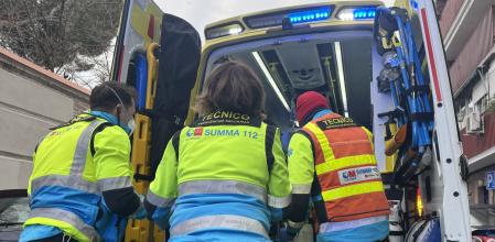 Traslado al hospital del joven por los servicios de emergencias.