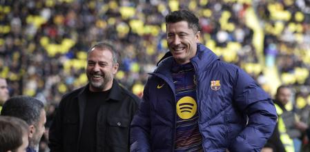 Soccer Football - LaLiga - Villarreal v FC Barcelona - Estadio de la Ceramica, Villarreal, Spain - December 21, 2025 FC Barcelona coach Hansi Flick and FC Barcelona's Robert Lewandowski before the match REUTERS/Pablo Morano