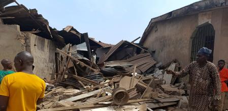 Residents d’Offa inspeccionant les destrosses causades pels míssils nord-americans en l’ofensiva aèria de Nadal contra l’EI