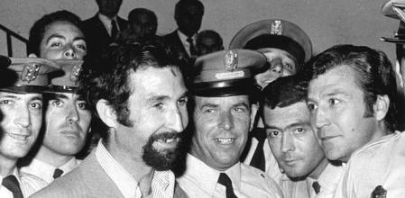 El Lute, en el centro con perilla, sonríe en la comisaría tras ser detenido en Sevilla en 1973