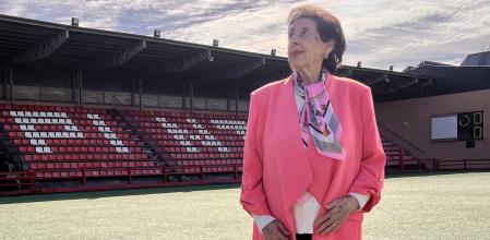 Amelia del Castillo, en un campo de fútbol.