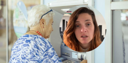 Una jubilada sacando dinero de su cuenta de ahorro