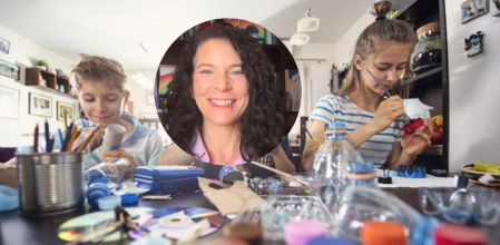 Niños haciendo manualidades en casa.