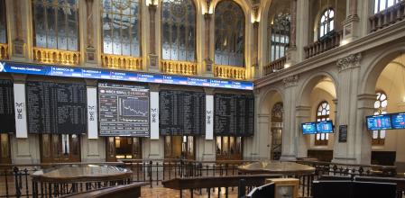 Interior del Palacio de la Bolsa, en Madrid, (España), a 22 de enero de 2021. Durante este viernes el Ibex 35 retrocedía un 1,6% en la media sesión, lo que ha llevado al selectivo a situarse en los 7.991,9 enteros a las 12.02 horas, pese al optimismo en Wall Street tras la llegada de Joe Biden como presidente de Estados Unidos, que ha presentado su plan para abordar la pandemia del Covid-19 en la nación norteamericana, subrayando que
