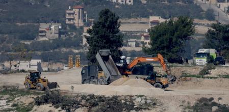 &nbsp;Excavadoras israelíes allanan el terreno en el asentamiento israelí evacuado de Sanur, cerca de la ciudad de Cisjordania de Yenín
