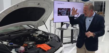 Eduardo Divar, el CEO de KIA, se pone manos a la obra para explicarnos como funciona el motor de un coche eléctrico.
