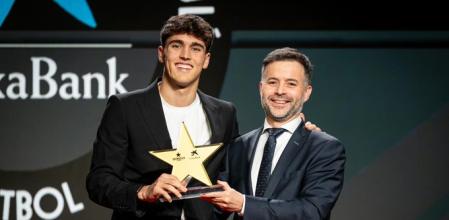 Cubarsí recoge el premio a mejor joven de la temporada pasada del fútbol catalán.