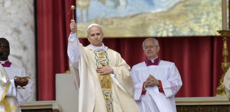 El Papa León XIV durante la misa de inicio de su Pontificado, en la plaza de San Pedro, a 17 de mayo de 2025, en Ciudad del Vaticano. Con esta ceremonia se marca el inicio del ministerio petrino del estadounidense Robert Prevost, el Papa León XIV. Prevost se convierte así en el 267 Pontífice de la Iglesia tras el fallecimiento el pasado 21 de abril del Papa Francisco. Se espera la presencia de más de 150 delegaciones internacionales y cerca de 200.000 fieles.
