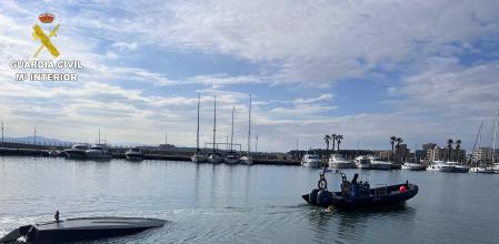 La embarcación fue remolcada hasta el puerto de l'Estartit.