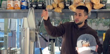 Moisés atendiendo a la clientela de su negocio