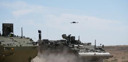 Demostración dinámica  de los primeros Vehículos de Combate de Zapadores (VCZAP) “Castor” y Vehículos de Combate de Ruedas (VCR) 8x8 Dragón, que ha presenciado la  ministra de Defensa, Margarita Robles, en la  Fábrica de Santa Bárbara Sistemas, a 09 de octubre del 2023 en Sevilla (Andalucía, España). La ministra de Defensa, Margarita Robles, visita la Fábrica de Alcalá de Guadaira de Santa Bárbara Sistemas,  acompañada de la Secretaria de Estado de Defensa, Amparo Valcarce, y el Jefe del Estado Mayor del Ejército de Tierra, general de Ejército, Amador Enseñat, La ministra de Defensa pasará revista a los primeros Vehículos de Combate de Zapadores (VCZAP) “Castor” y Vehículos de Combate de Ruedas (VCR) 8x8 Dragón, y presenciará una demostración dinámica de los mismos.