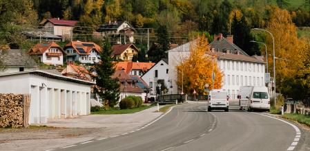 ¿Es posible parar o aparcar en el arcén de una travesía? La respuesta a lo mejor te descoloca.