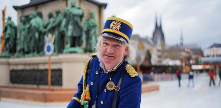 10-12-2025. Heinzels Wintermärchen - Weihnachts- und Wintermärkte und Eisbahn auf dem Heumarkt in Köln. Jack Houben, artista neerlandes hace de policia del hielo Eis-Polizist.