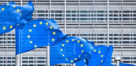 Banderas de la UE frente a la sede de la Comisión Europea, en Bruselas.