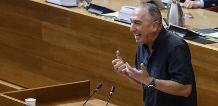 El síndic de Compromís, Joan Baldoví, interviene durante una sesión de control en Les Corts Valencianes, a 3 de julio de 2025, en Valencia, Comunidad Valenciana (España). Esta última sesión de control, protagonizada por Mazón, se centra en la gestión de la dana que causó graves inundaciones y numerosas víctimas, con la oposición exigiendo explicaciones y dimisiones. Además, se convalidarán decretos para la reconstrucción de centros educativos, la regulación de locales de juego y la gratuidad del transporte para menores de 14 años y afectados por la dana.