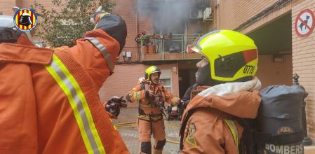 Imagen de los bomberos actuando sobre el incendio de Paiporta