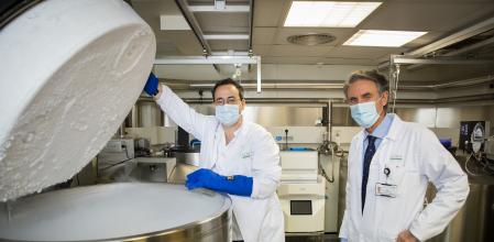 Els doctors Manel Juan iÁlvaro Urbano-Ispizuaals laboratoris del centre d’investigacióIdibaps