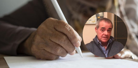 Una persona jubilada escribiendo a mano