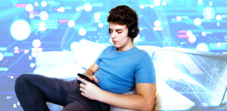 Los adolescentes se reúnen a menudo, pero cada uno desde su casa.