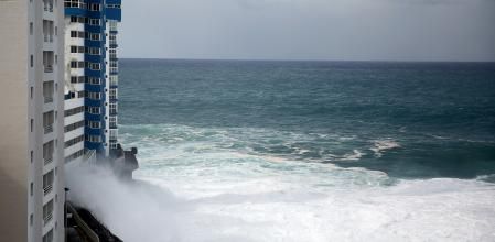 Las olas más fuertes están ocurriendo en el sur y no en el noreste, donde suelen ser más destructivas.