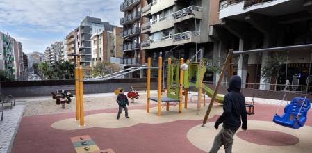 El parc infantil Elisa Antonellanomés té un gronxador adaptat i és una de les àrees on és més urgent una adequació