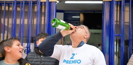 Agraciados con el ‘Segundo Premio’ del Sorteo Extraordinario de El Niño 2025 correspondiente al número 06766 celebran su suerte en la administración de la calle Concepción, 2 de Villarrubia de los Ojos, a 6 de enero de 2025, en Villarubia de los Ojos, Ciudad Real (España). El Sorteo de la Lotería del Niño se celebra en el Salón de Loterías y Apuestas del Estado mediante un sistema de bombos múltiples. Cuenta con una emisión de 55 series de 100.000 billetes cada una, que alcanza los 1.100 millones de euros, destinando el 70%, es decir, 770 millones de euros, a premios.