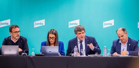 Carles Puigdemont, acompañado de miembros de la dirección de Junts, el pasado mes de octubre en Perpiñán 