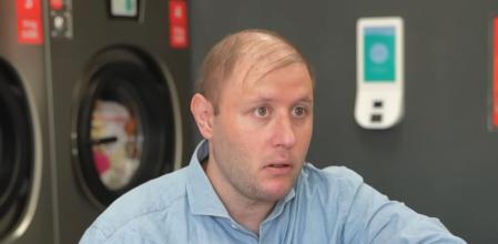 Marc abrió su lavandería en agosto de 2024