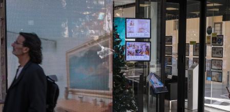 Escaparates con oferta inmobiliaria de venta y alquiler de pisos en Barcelona que ofrecen algunas de las inmobiliarias del barrio de Sants