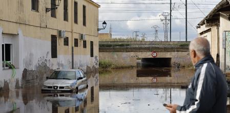 CARCAIXENT (VALÈNCIA), 29/12/2025.- Un coche hundido en una zona anegada por las aguas este lunes en Carcaixent (València). La Comunidad Valenciana recupera progresivamente la normalidad en las comunicaciones por carretera y ferroviarias tras un episodio de intensas lluvias que han llegado a desbordar cauces y barrancos y han provocado el desalojo de vecinos ante el riesgo de crecidas. EFE/ Ana Escobar