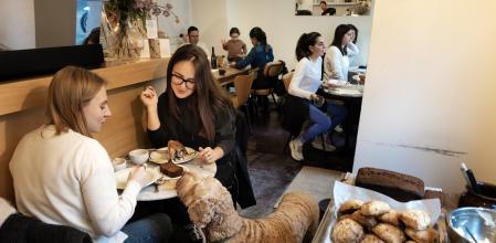 Clientes disfrutan de una merienda en Raw Studio, un establecimiento fundado por Brenda Gálvez