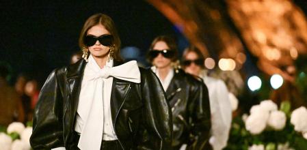 De la passarel·la al carrer.En gran, desfiladaSS2026 d’Yves Saint Laurent; a dalt, dos estilismes de Dior iPrada,i sota aquestes línies,Iris Lawamb la bossa de màArcadie de Miu Miu, la bossa de màPaddington de Chloéi Jennifer Lawrence amb look informal de Dior