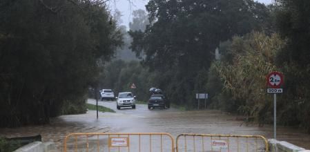 Una carretera cortada hoy en Los Barrios en (Cádiz) que se ha inundado por las fuertes lluvias que esta dejando la borrasca Francis a su paso por el Campo de Gibraltar. 