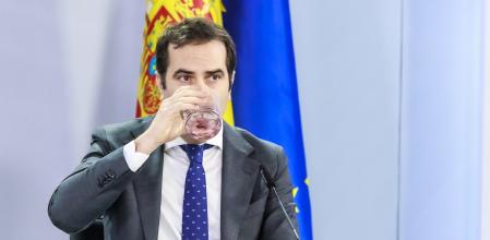 El ministro de Economía, Carlos Cuerpo, durante su intervención en la rueda de prensa posterior a la reunión del Consejo de Ministros este martes en Moncloa, acompañado de las titulares de Sanidad, Mónica García y Educación y ministra Portavoz, Pilar Alegría.