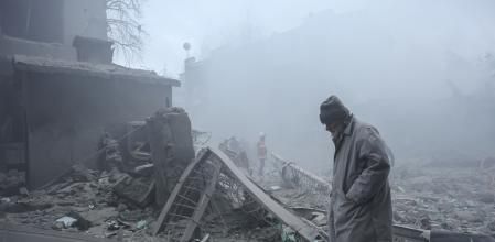 KHARKIV (Ukraine), 02/01/2026.- A man walks among the rubble after a Russian strike on a residential area in Kharkiv, northeastern Ukraine, 02 January 2026. According to Kharkiv's Mayor Ihor Terekhov, at least 30 people were injured in a Russian attack involving two missiles. (Rusia, Ucrania) EFE/EPA/SERGEY KOZLOV