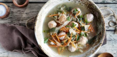 Sopa juliana con albóndigas