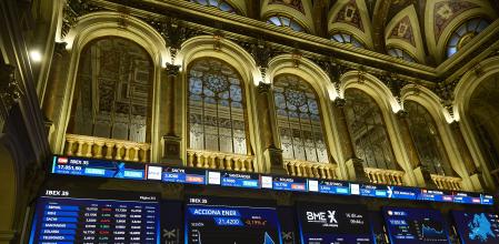 Paneles informativos en el Palacio de la Bolsa de Madrid, a 16 de diciembre de 2025, en Madrid (España). El Ibex 35 ha iniciado la sesión de hoy con una caída del 0,23%, lo que le permite mantenerse por encima de la cota psicológica de los 17.000 puntos, al situarse en los 17.002,4 hacia las 9.00 horas. Minutos después del arranque, el principal indicador del mercado español cambiaba de rumbo y marcaba un nuevo máximo histórico en los 17.062,7 puntos, tras avanzar un 0,13%.