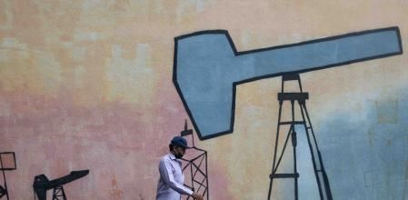 AME2985. CARACAS (VENEZUELA), 22/04/2022.- Un hombre pasa frente a un mural que muestra el proceso de extracción de petróleo frente a una sede de la estatal Petróleos de Venezuela S.A (Pdvsa), el 21 de abril de 2022, en Caracas (Venezuela). La recuperación de la producción petrolera de Venezuela, que de 3,2 millones de barriles por día (bpd) en 1998 pasó a no superar ahora el millón, es una de las principales metas del presidente Nicolás Maduro en medio de la crisis energética mundial, pero, a juicio de expertos, difícil de alcanzar sin una resolución del conflicto político interno y con las sanciones aún vigentes. EFE/ Ronald Peña