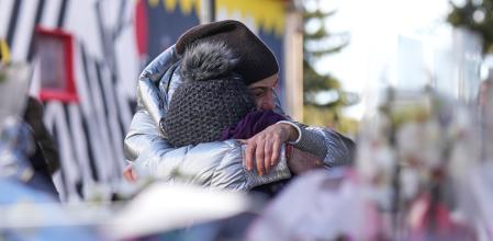 Varias personas mostraban ayer su desolación frente al bar Le Constellation, lugar del trágico suceso