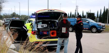 Los Mossos someten a los controles de drogas y alcohol a uno de los participantes que abandona la rave de la Sénia 