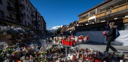 Un memorial improvisado en Crans-Montana, Suiza, tras el incendio mortal de Año Nuevo&nbsp;