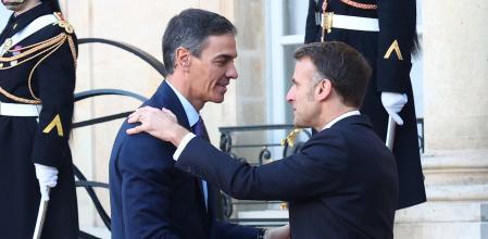 Pedro Sánchez junto a Emmanuel Macron en su llegada a la reunión de la Coalición de Voluntarios.