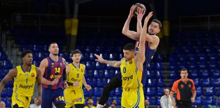 Barcelona's Czech guard #13 Tomas Satoransky (R) is challenged by Maccabi's Danish guard #00 Iffe Lundberg during the Euroleague basketball match between Barcelona and Maccabi Tel Aviv at Palau Blaugrana arena in Barcelona on January 6, 2026. (Photo by MANAURE QUINTERO / AFP)
