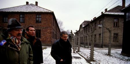 Lanzmann (derecha) en el campo de concentración de Auschwitz