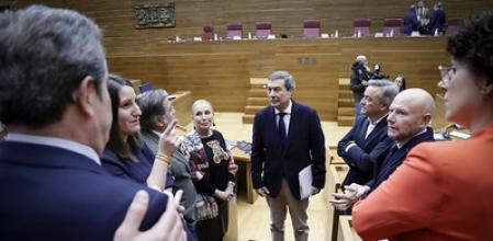 Diputados de todos los grupos parlamentarios junto al conseller de Sanidad.