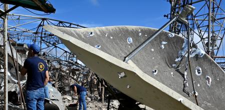 Restes d’una torre de telefonia i televisió a Caracas després de l’atac de l’exèrcit nord-americà