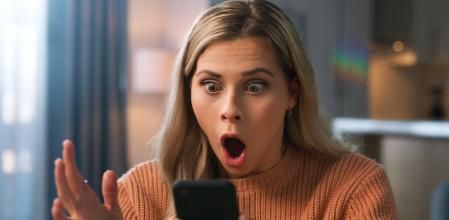 Una chica reacciona con sorpresa a los grandes descuentos del día en AliExpress