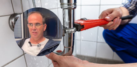 Un fontanero solucionando un escape