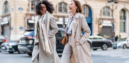 Mujeres andando por la calle