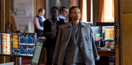 Myha'la, siempre afilada como Harper Stern.